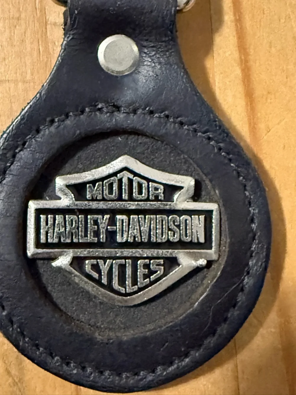 Harley-Davidson Black Leather Keychain with Silver Shield Emblem - Picture 2 of 5